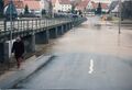 Hochwasser in Vach, Fußgängersteg nach Mannhof, die Brückenstraße unter Wasser Feb. 1987. Auch der Bus dreht ab. Heute steht hier der hochgelegte <!--LINK'" 0:83-->