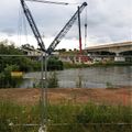 Kranaufbau und Vorarbeiten zum baldigen Einheben der neuen Gehwegbrücke über die <!--LINK'" 0:340--> in <a class="mw-selflink selflink">Stadeln</a> im Juni 2020