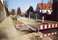Straßenbau Arbeiten nach Abschluss der Kanalarbeiten in der <a class="mw-selflink selflink">Vacher Straße</a> vor der Einmündung <!--LINK'" 0:58--> Richtung Norden, im Februar 2005