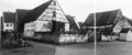 Alte, ehem. Bauernhaus Nr. 25 das "Schottengütlein" heute  der Familie Ziener, rechts die Gemeindewaage und die Ulrichs Scheune , Aufnahme von 1938