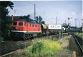 : Durchfahrt einer schweren Diesellokomotive Baureihe 232 ex DR 130 Made in Sowjetunion mit dem Spitznamen "Ludmilla" braust mit langen Güterzug durch den Bahnhof Vach