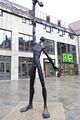 Bronze Skulptur von Hannes Helmke vor dem <!--LINK'" 0:27--> Zugang <a class="mw-selflink selflink">Bäumenstraße</a> am <!--LINK'" 0:28--> im Dez. 2022