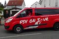 Mannschafts Bus vom  mit Slogan "FSV on Tour  unsere Mannschaft - unsere Farben - unser Stolz", Stadelner Kärwa, August 2023