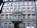 Königswarterstr. 42, starke Splittereinwirkung auf die Fassade. Nachbargebäude Nr. 40 und 44 total zerstört (Ansicht 2015)