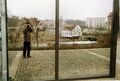 Selbstbild von Klaus-Peter Schaack vor der neugebauten Stadthalle, Jan. 1989