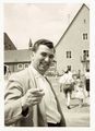 Pfarrer <a class="mw-selflink selflink">Theodor Vogel</a> beim Schulsportfest an der alten Schule in Stadeln, 1960