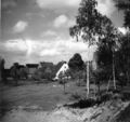 Blick vom  auf  mit dem uralten "Kreuzweg" als Wiesenweg zwischen  und . Das helle Bauernhaus Bildmitte der Familie Ulrich wurde am 26. Februar 1943 durch einen Bombenvolltreffer komplett zerstört. Aufnahme von 1936.
