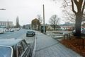 Blick über die [[Maxbrücke]] Richtung [[Billinganlage]], links der Wohnblock [[Cadolzburger Straße 1]], 1994