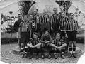 Eine Mannschaft der Spielvereinigung, laut Rückseite Aufnahme vom 31. Mai 1931, Spiel gegen MTV 1. Jugend, 9:3 Tore