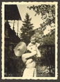 Rainer Appel mit Mutter Gertrud im "unteren Garten" neben der mit einer Eisenkonstruktion<br/>überdachten Veranda der Villa - im Hintergrund Hornschuchpromenade, 20. Mai 1940