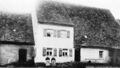 Bauernhof alte Nr. 28 heute <!--LINK'" 0:92--> Wohngebäude von 1874 und alter Scheune, mit oben im Fenster Anna Regina Ulrich, verheirate Leipold, unten Schwester Elisabeth Ulrich und Frau Gulden, Taglöhnerin, wohnte im Haus Nummer 26, Aufnahme nach dem 1. Weltkrieg