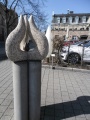Granitskulptur <i>"Lebendiges"</i> von <a class="mw-selflink selflink">Kunihiko Kato</a> vor dem Sparkassengebäude am <!--LINK'" 0:19-->, im Hintergrund das <!--LINK'" 0:20-->
