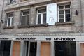 Anwesen Ludwig-Erhard-Straße 19 mit geschlossenem Geschäft <!--LINK'" 0:14-->, Dez. 2019 (mit altem Schriftzug im Sandstein über den Schaufenstern)