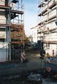 Blick in die [[Pegnitzstraße]] mit alter Scheune [[Pegnitzstraße 29]] (Bildmitte) und die im Bau befindlichen Reihenhäuser [[Stadtmauer 2. Bauabschnitt]] an der [[Nordspange]] im November 1999