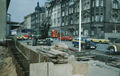 vorbereitende Tiefbauarbeiten in der Gebhardtstr. für U-Bahnbau, mit Gaststätte <a class="mw-selflink selflink">Kohlenhof</a>, April 1979