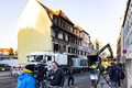 Nationale Presseteams berichten Live am Tag nach der Massenkarambolage in der Hardstraße - im Hintergrund Aufräumarbeiten am LKW, Feb. 2022