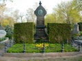 Das Grab von Bürgermeister <!--LINK'" 0:90--> auf dem Fürther Hauptfriedhof, Grabfeld 18, Nr. 11-13
