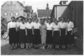Werkfrauengruppe 1938 im Hof des Verwaltungsgebäudes des Städtischen Betriebsamts, rechts das Elektrizitätswerk, im Hintergrund das  sowie die Türme von <a class="mw-selflink selflink">Berolzheimerianum</a> und 