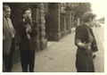 Rainer Appel mit Eltern am großen Tor zur Villa an der <!--LINK'" 0:13-->. Im Hintergrund der Zaun von Nr. 78. Ca. 1955
