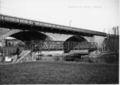 Siebenbogenbrücke sowie alter und neuer Fronmüllersteg über die Rednitz. Aufnahme um 1930