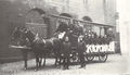 Mannschaftswagen der freiwilligen Feuerwehr im Innenhof des Rathauses, Königstr. 88/86, Aufnahme um 1907