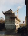 Rohbau der letzten Häuser [[Pegnitzstraße 16/22]] Spitzname "Stockzahn" und Abschluss vom 2. Bauabschnitt der Reihenhäuser vom [[Schießplatz]] aus. Rechts alte Bebauung an der [[Pegnitzstraße]] im April 1999