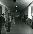 Schalterhalle mit Kunden AOK Fürth, ca. 1955
