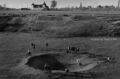 Gelände mit Bombentrichter an der heutigen <!--LINK'" 0:44--> nach dem 2. Weltkrieg, Mai 1951 – im Hintergrund Gebäude an der <!--LINK'" 0:45-->, dahinter die Poppenreuther <!--LINK'" 0:46-->