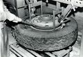 Trennen der Karkasse (Reifen) von der zweigeteilten Felge - abziehen des Spannreifens - Foto Reifen-Reichel, ca. 1960