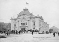 Das Stadttheater auf einer alten Photographie noch mit Rondell, links daneben die Brauerei Geismann