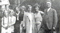 Louis Kissinger mit Schülerinnen bei einem Ausflug, ca. 1920