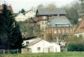 Blick vom  auf Gebäude in der , links Teile der ehem. Kleingartenkolonie Schlössla, April 1992