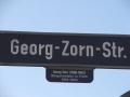 Straßenschild Georg-Zorn-Straße mit Erläuterung