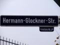 Straßenschild Hermann-Glockner-Straße mit Erläuterung