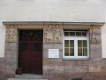 Eingang der ehemaligen Gaststätte <i>"Zapfenstreich"</i>, Wandrelief <i>"Landarbeiter"</i>, <!--LINK'" 0:2-->, Sandstein, um <!--LINK'" 0:3-->.