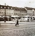 Wochenmarkt auf der Fürther Freiheit mit Warenhaus Schickedanz, 1958 – ganz rechts Gebäude Fürther Freiheit 6, Treppen noch mit Luftschutzmarkierungen