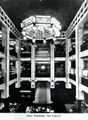 Aufnahmen aus dem Kaufhaus Tietz in NÜRNBERG, ca. 1902. Im Bild der Kronleuchter mit fast 3.000 Glühbirnen! Ein vergleichbarer Lichthof war in Fürth nicht vorhanden, abgesehen vom Lichthof im .