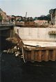 Spundwand Kasten in der  an der <a class="mw-selflink selflink">Maxbrücke</a>. Vorbereitung zu den Tiefbauarbeiten zur Unterquerung des Flusses für die  im August 1997