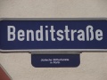 Straßenschild Benditstraße mit Erläuterung