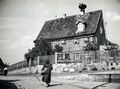 Bildunterschrift: Feierabend! Storchenhaus mit Tante Kleinlein, ca. 1940