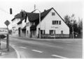 Das alte Bauernhaus mit Scheune der Familie Kleinlein <a class="mw-selflink selflink">Stadelner Hauptstraße 94</a>, 1972 abgerissen. Im Hintergrund das Stadelner Rathaus <!--LINK'" 0:13-->, Aufnahme von 1965