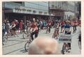 Hera-Parade mit Klapprädern beim Erntedankfestzug in der Rudolf-Breitscheid-Str., ca. 1975