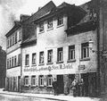 Die ehem. Gaststätte "Zum goldenen Stern" in der heutigen Ludwig-Erhard-Straße vor 1888, vor der Tür der Erbauer des Gebäudes Drechslermeister Balthasar Reichel