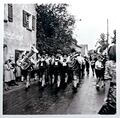 Abholen der Kärwaburschen zum Betzen-Tanz am Kärwamontag, links die <a class="mw-selflink selflink">Ulrichs-Wirtschaft</a> mit Biergarten in Stadeln, 1947