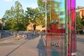 Dichroitisches Glas im <a class="mw-selflink selflink">Südstadtpark</a>, im Hintergrund (unscharf)  Skulptur "Visionär" am <!--LINK'" 0:8-->