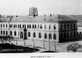 Die historische <!--LINK'" 0:86--> am <a class="mw-selflink selflink">Bahnhofplatz</a> kurz nach der Eröffnung, 1889