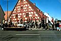 Fahnen und Standarten nehmen Aufstellung beim 40-jährigen Gründungsfest des Heimat- und Trachtenvereins in Stadeln, 2005