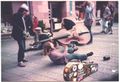 Die Band <!--LINK'" 0:12--> 1983 in der Nürnberger Fußgängerzone, ganz rechts Klaus Niegratschka, liegend Heinrich Filsner