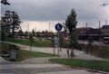 <a class="mw-selflink selflink">Platz der Opfer des Faschismus</a> mit  Hinweis "Jakobinenstraße", mit Blick auf die  und die Bahnanlagen, 1988