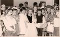 Fasching in der Rosenschule. Orig. Bildunterschrift: "Fasching 1961, 4. Klasse Fr. Rogler beim Faschingsspiel Schwan, kleb an". Aufnahme 1961